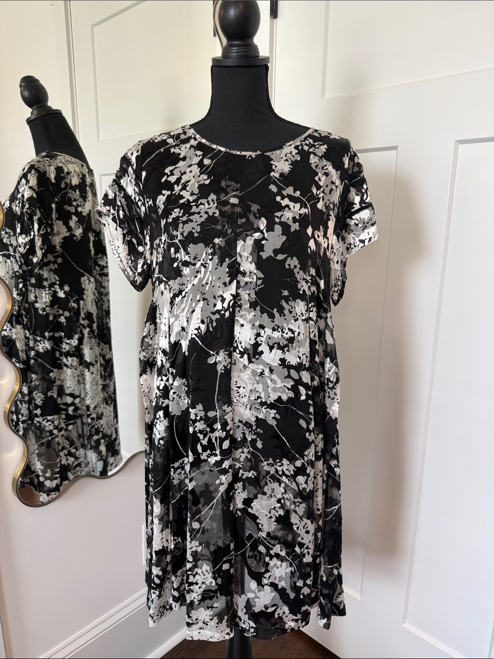 Ruti Black & White Floral Short-Sleeve Dress